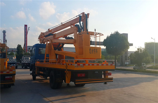 东风多利卡24米D9高空作业车