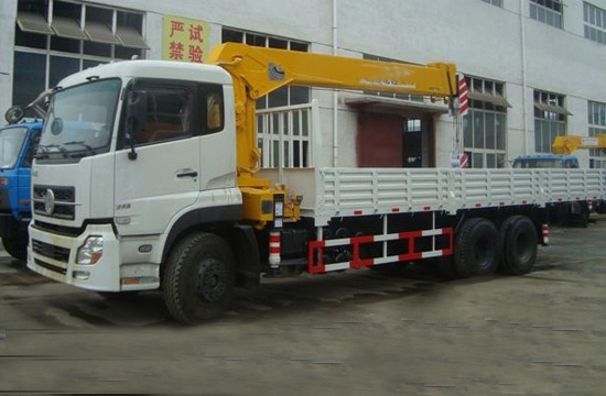 东风天龙随车起重运输车