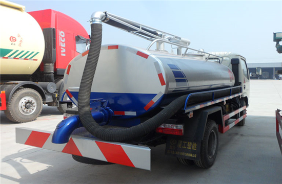 东风锐铃5.5方吸粪车