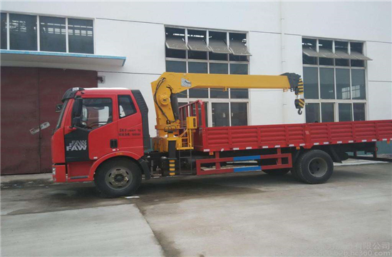 解放牌J6随车起重运输车