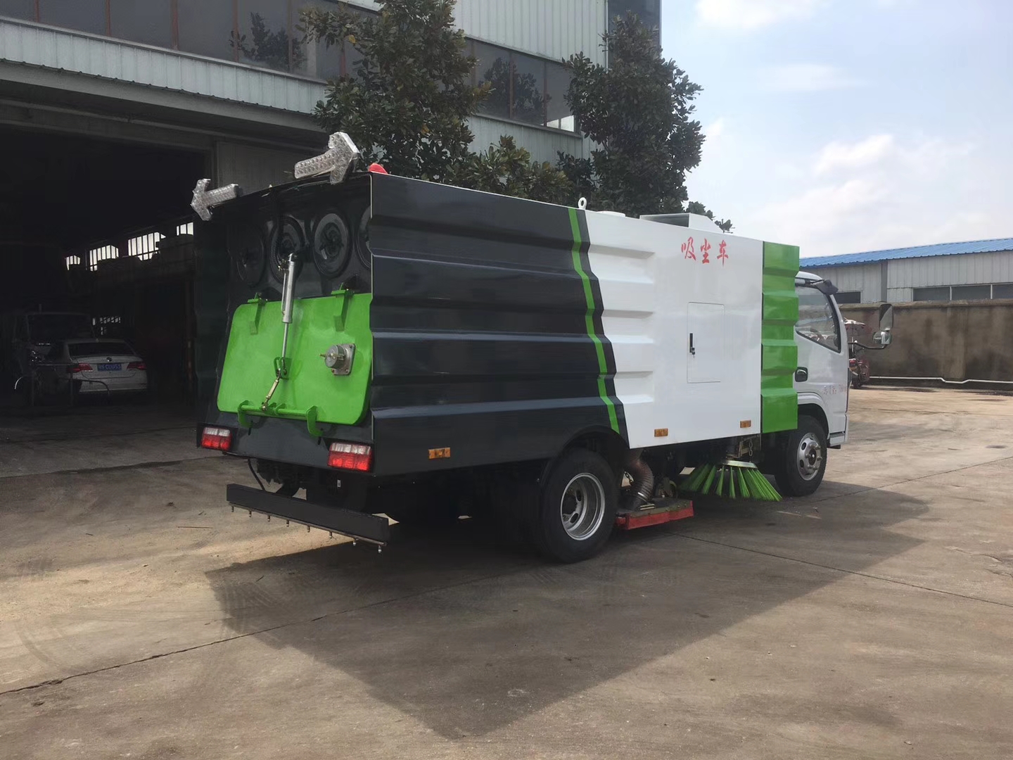 东风小多利卡吸尘车