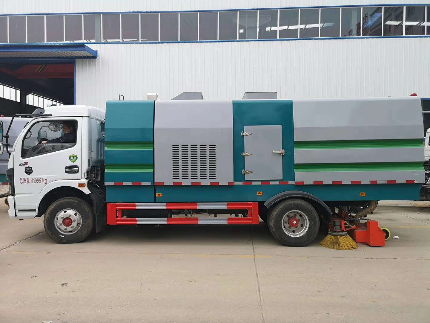 东风大多利卡吸尘车
