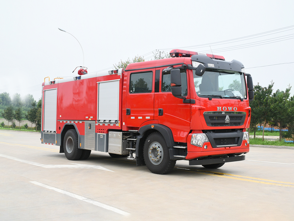 重汽豪沃8T水罐消防车