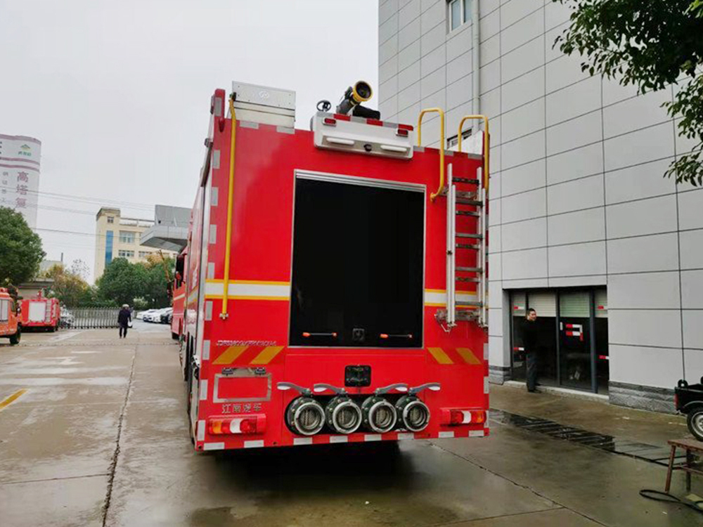奔驰18吨水罐消防车
