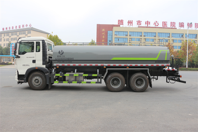 重汽豪沃 18.3 方洒水车