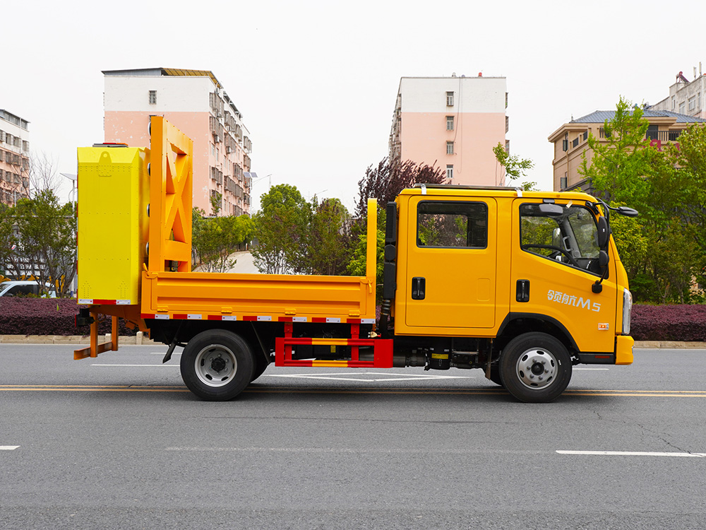 福田领航M5100KG 防撞缓冲车