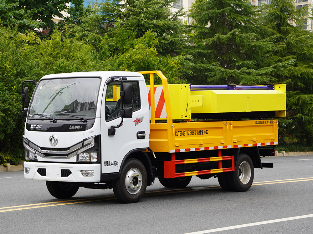 东风多利卡D6防撞缓冲车