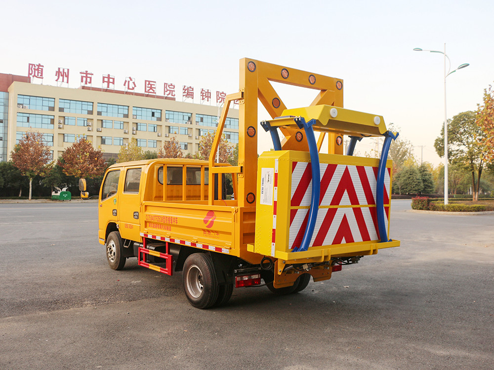 东风多利卡防撞缓冲车